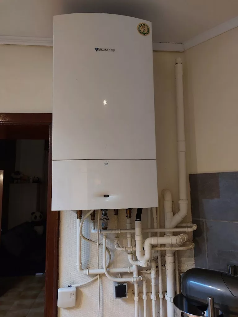 Chaudière murale gaz Junkers installée avec ses tuyauteries par YR Sanitaire & Chauffage à Péruwelz