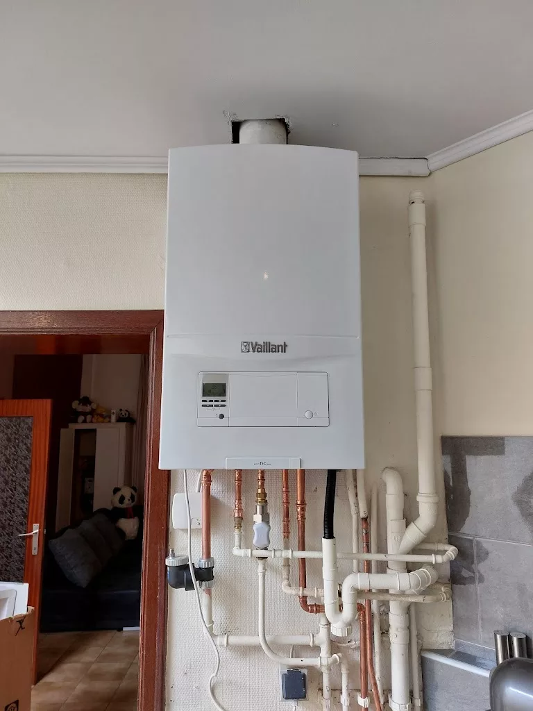 Chaudière murale Vaillant remplaçant un ancien appareil, installée par YR Sanitaire & Chauffage à Leuze-en-Hainaut