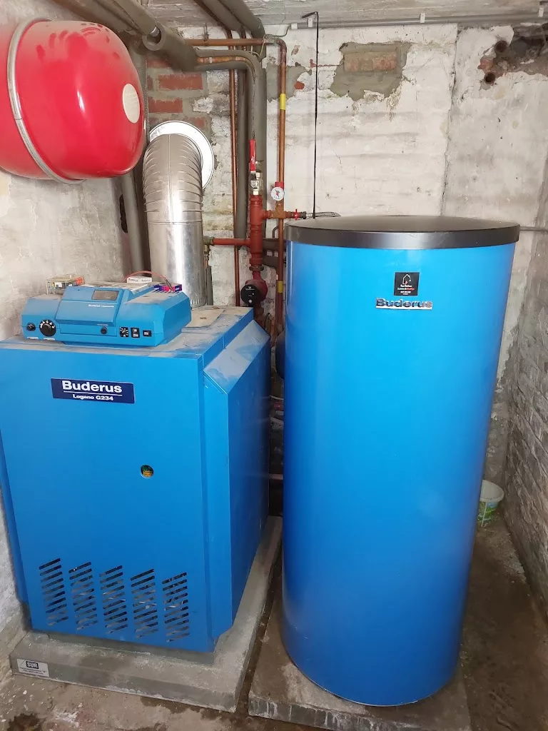 Chaudière au sol Buderus et boiler bleu installés en cave par YR Sanitaire & Chauffage à Leuze-en-Hainaut
