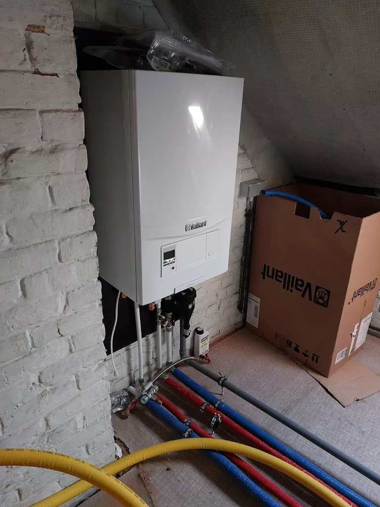 Chaudière murale Vaillant neuve installée sous les combles par YR Sanitaire & Chauffage à Antoing