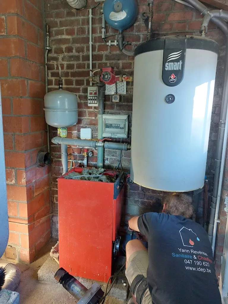 Yann Revéreau entretenant une chaudière mazout au sol avec boiler ACV Smart à Antoing